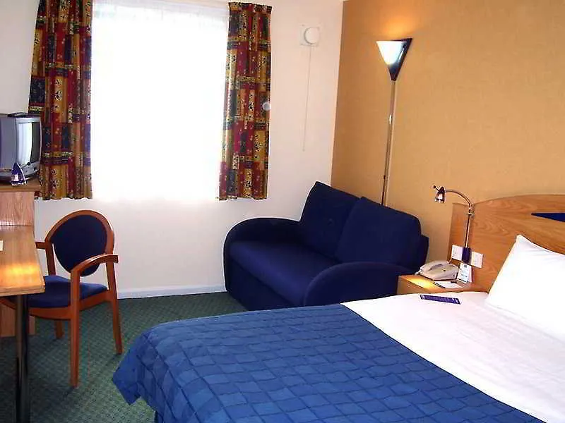 Holiday Inn Express London Luton Airport By Ihg Hotel