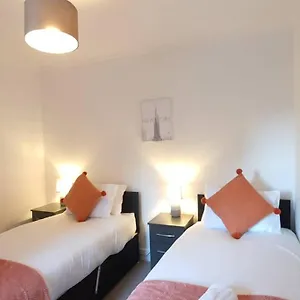  Holiday home Bella Place - Comfy 3 Bedroom House By Bellaliving